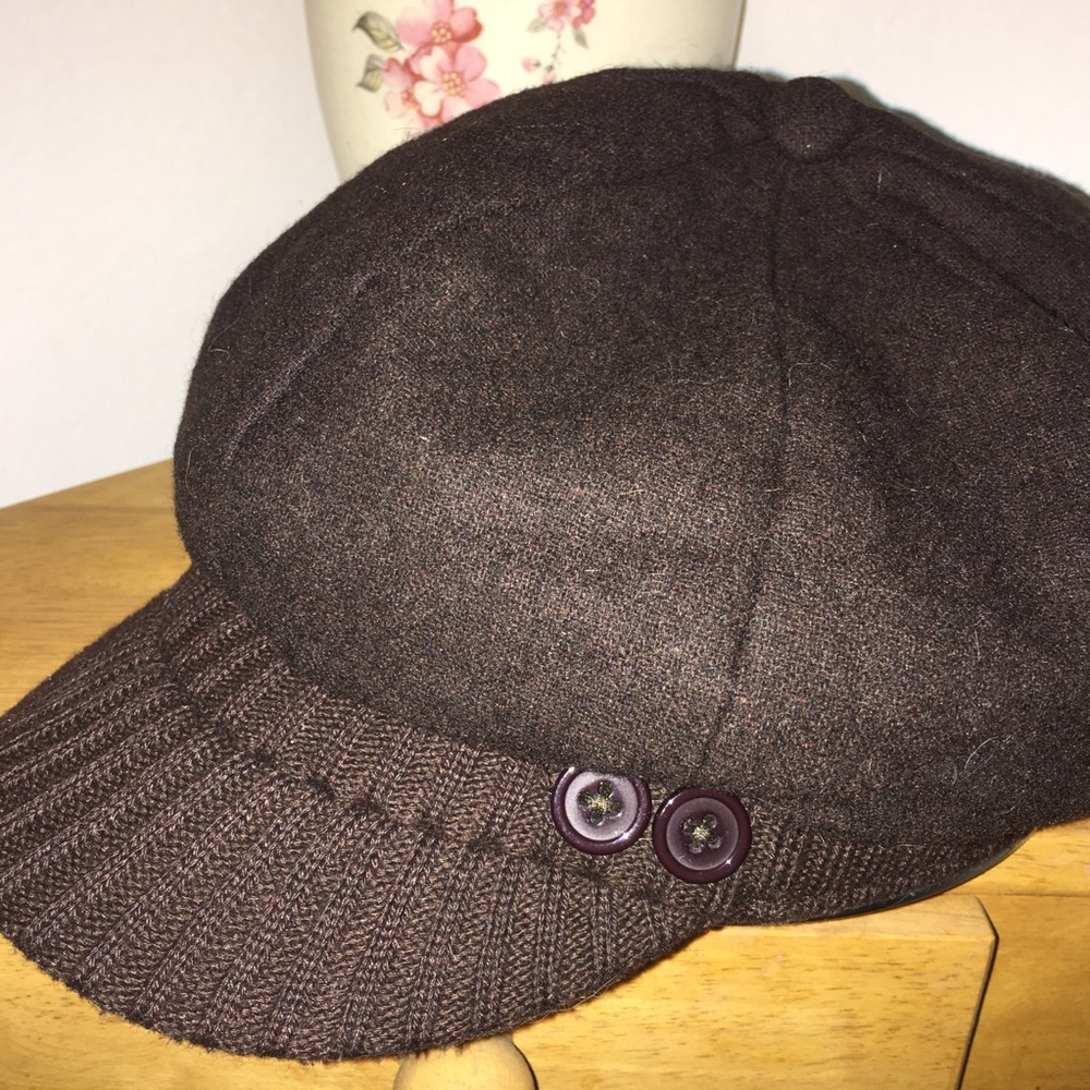 Chocolate brown cap, Cute brim and side buttons.